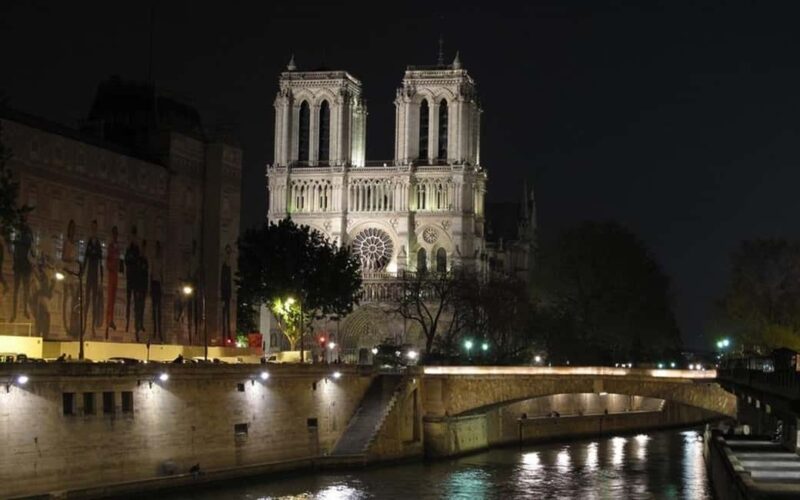 Paris: Private Night Sightseeing Tour by a Local - Key Points