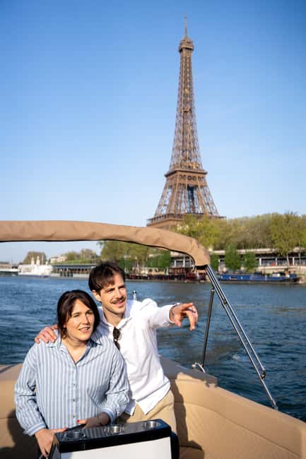 Paris: Private Small Boat Cruise with Rosé and Macarons - Key Points