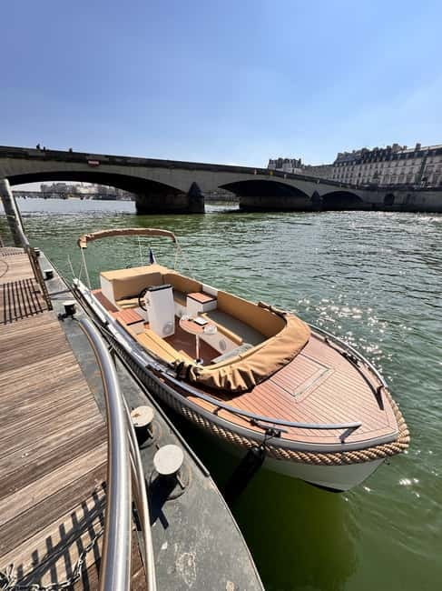Paris: Private Small Boat Cruise with Rosé and Macarons - Accessibility and Group Size Benefits