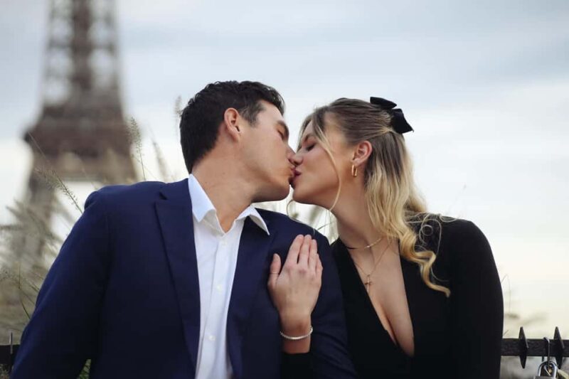 Paris: Professional Photoshoot by the Eiffel Tower - Photos Taken in Real-Time on a Bright Screen
