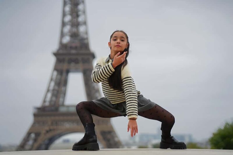 Paris: Professional Photoshoot by the Eiffel Tower - Photos Delivered Within 24 Hours