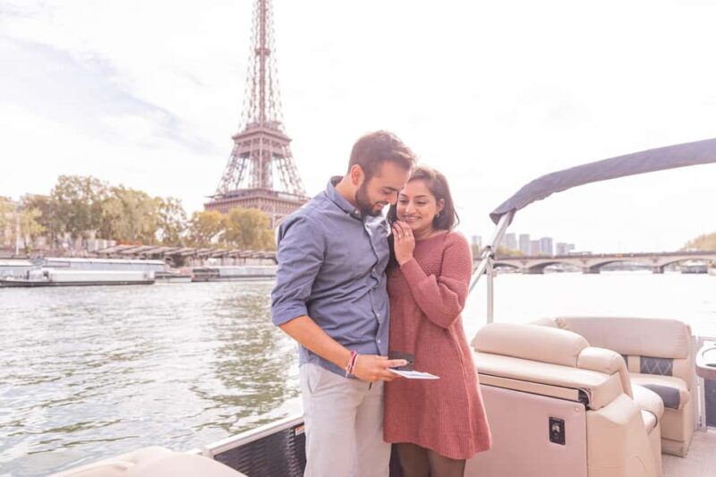 Paris Proposal / Private River Cruise + Photographer 1h - Personal Touches with a Love Letter and Proposal Honor