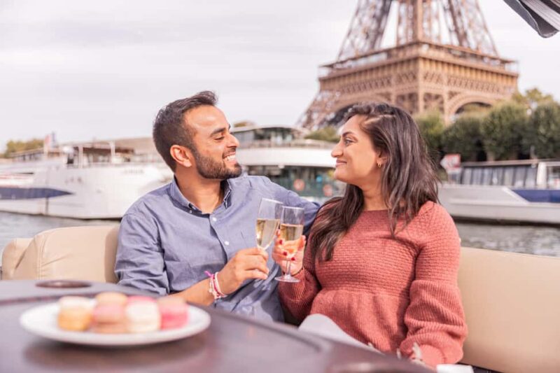 Paris Proposal / Private River Cruise + Photographer 1h - A Professional Photoshoot to Preserve Your Memories