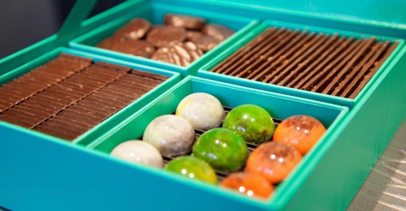 Paris: Pure Chocolate Walking Tour - Exploring Pariss Chocolate Scene: Visiting 5 Master Chocolatiers