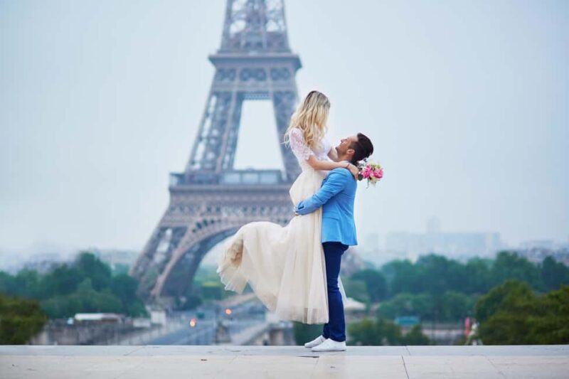 Paris: Romantic Couple Photoshoot (with flower bouquet!) - Key Points