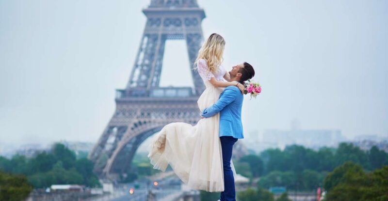 Paris: Romantic Couple Photoshoot (with flower bouquet!) - The Experience and Photographic Style