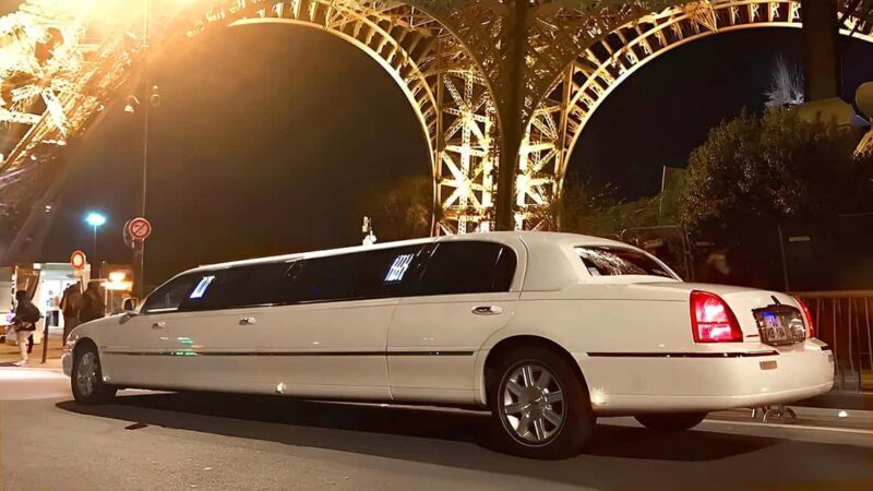 Paris: Romantic Limousine Tour - The Limousine: Comfort and Entertainment Features