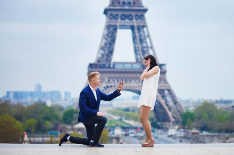 Paris: Romantic Photoshoot for Couples - Location and Photo Stops Around the Eiffel Tower