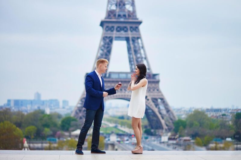 Paris: Romantic Photoshoot for Couples - The Guide’s Role During Your Photoshoot