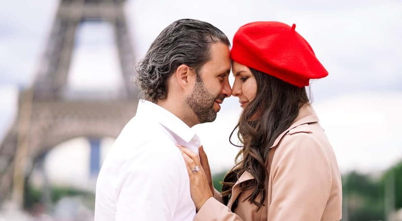 Paris: séance photo à la Tour Eiffel - Capture Your Paris Memories with a Professional Photographer
