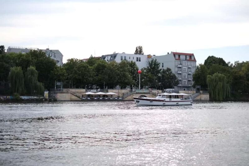Paris: Seine River Cruise with Aperitif Basket in Boulogne - Scenic Photo Stops at Iconic Viewpoints