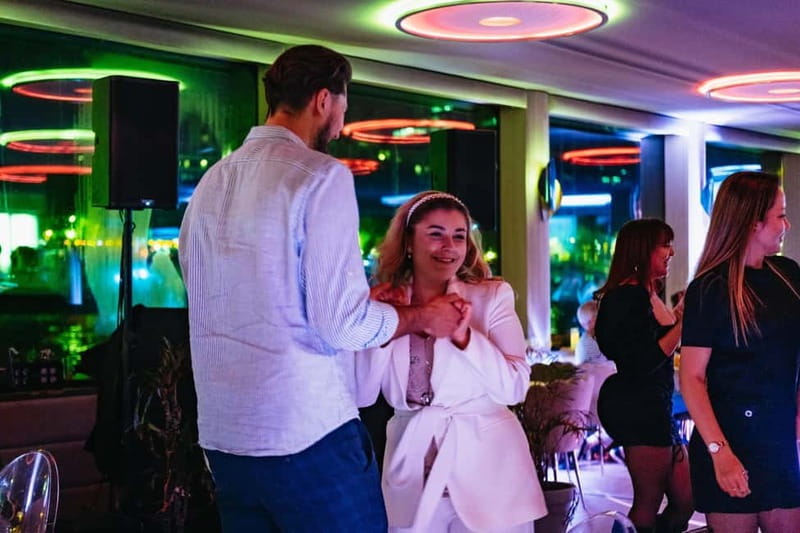 Paris: Seine river Dinner Cruise with 3-Course Gourmet Menu - Review Insights: Balancing the Experience