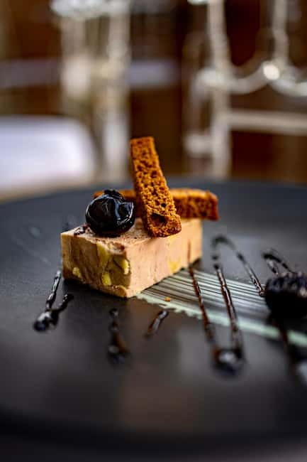 Paris: Seine River Dinner Cruise with Live Music - Enjoy a Parisian dinner on the Seine with live music and stunning views