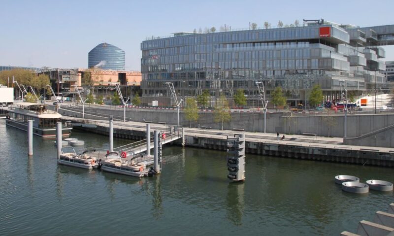 Paris: Seine River Private Guided Pontoon Boat Cruise - The Guide and Commentary Style