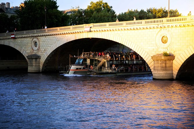Paris Seine River Sightseeing Cruise with Commentary by Bateaux Parisiens - The Louvre and Place de la Concorde: Iconic Landmarks on the Water
