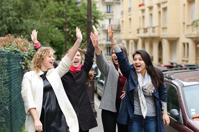 Paris: Small Group Moulin Rouge &Sacré Cur Montmartre Tour - Visiting the Iconic Moulin Rouge and Café des Deux Moulins