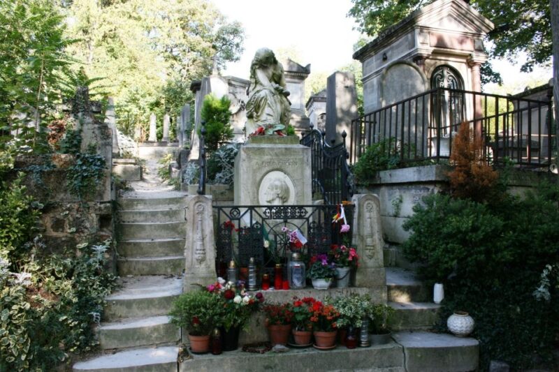 Paris: Stories of Père Lachaise Cemetery Walking Tour - Discover Père Lachaise Cemetery for a Rich Cultural Walk