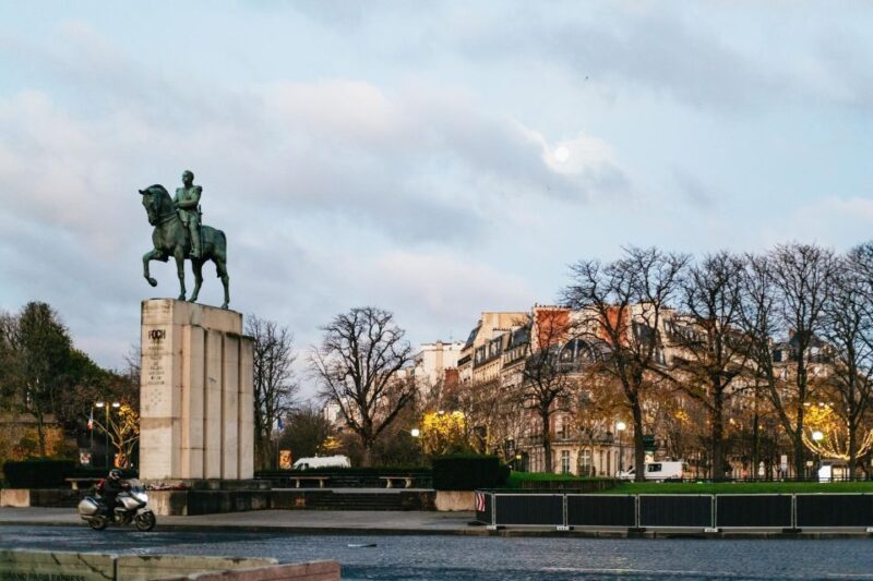 Paris: Sunrise Running and Sightseeing Group Tour - Suitability and Physical Expectations