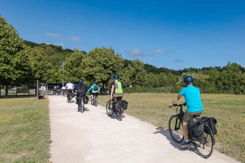 Paris to Versailles by electric bike - Nature and discovery ride - The guide’s approach and safety features