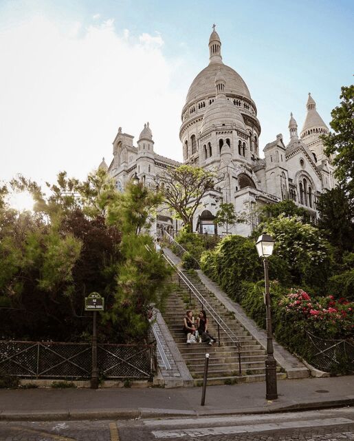 Paris :Tour 2CV Paris Secret - Comfortable and Intimate Private Group Experience