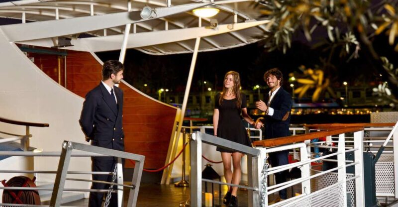 Paris: Valentine's Day Dinner Cruise on the Seine River - Food and Drink Offerings on the Cruise