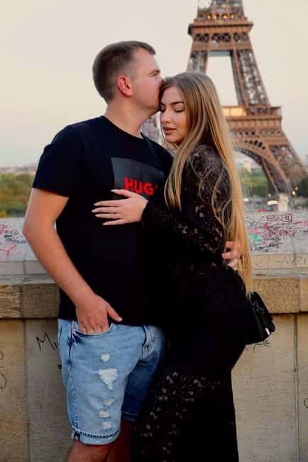 Paris: Vintage Couple Photoshoot at Hidden Paris Spots - How the Guide Creates a Relaxed, Personal Atmosphere