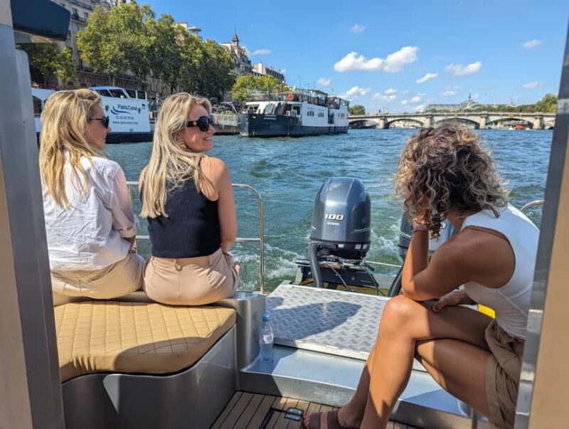 Paris: VIP private cruise on the Seine with champagne and macaroons - Key Points