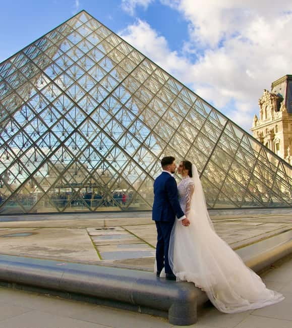 Paris: VIP Private Photo Tour - Eiffel Tower & Louvre - Seine River and Louvre Pyramid: Artistic and Architectural Highlights
