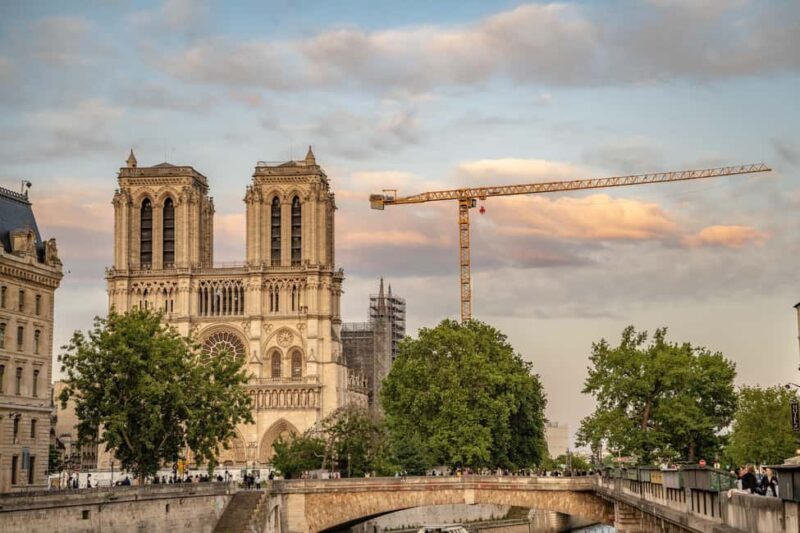 Paris: Walking Tour with Notre Dame or Ste-Chapelle Access - Explore the Heart of Paris with a Guided Île de la Cité Walking Tour