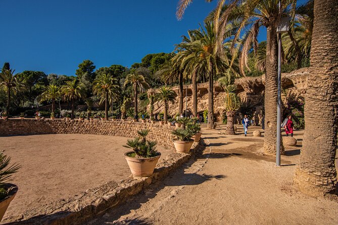 Park Guell Small Group Guided Tour with Skip the Line Ticket - What Makes This Tour Different from Self-Guided Visits