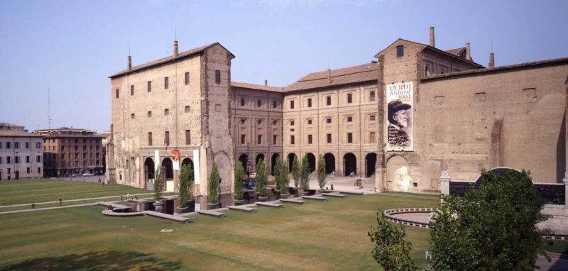 Parma: discover history and food in one unmissable tour! - Piazza Ghiaia and the Historical Market