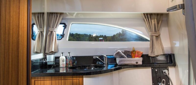 Paros: Private Luxury Boat Day Trip with Snacks and Drinks - The Lunch and Scenic Viewing Experience