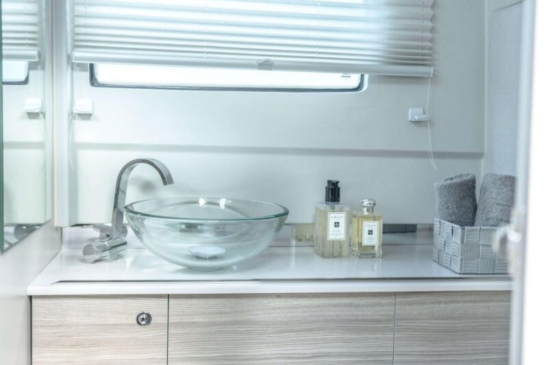 Paros: Private Paros and Antiparos Luxury Speedboat Tour - The Experience with a Skilled Skipper