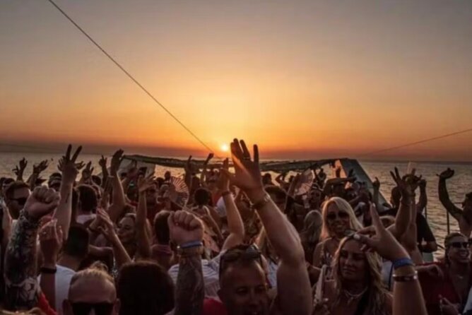 Party on board 2-hour cruise with DJ and open bar - Passing the 25 de Abril Bridge and the Tagus River