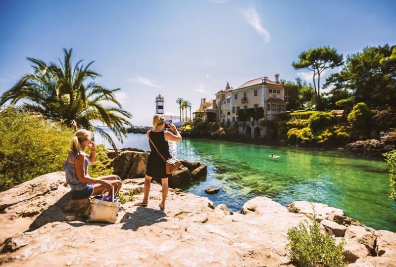 Passeio em Grupo Para Sintra e Cascais Saindo de Lisboa - Standing at the Western Edge of Europe at Cabo da Roca