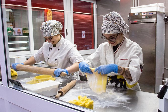 Pasta, Pizza & Gelato Food Tour in the Heart of Ancient Rome - What to Expect at Each Stop: From Grocery Stores to Gelato Shops