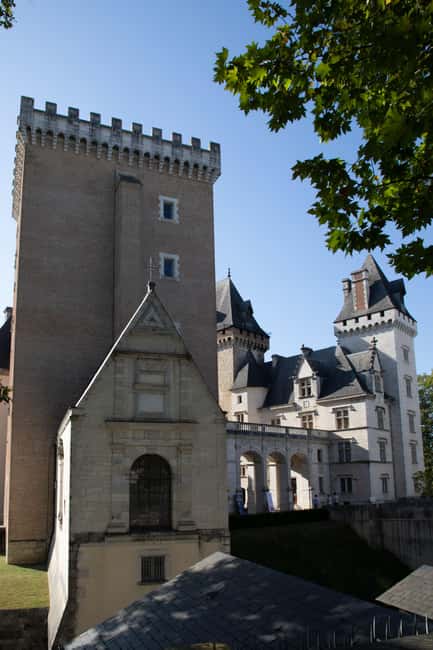 Pau: Express Walk with a Local - Experiencing the Vibrant Local Culture and Lifestyle