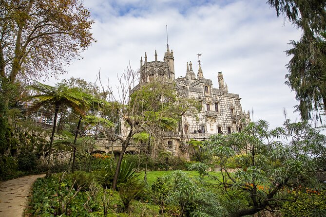 Pena Palace, Moorish Castle and Quinta da Regaleira Walking tour - Visiting the Colorful Pena Palace in Detail