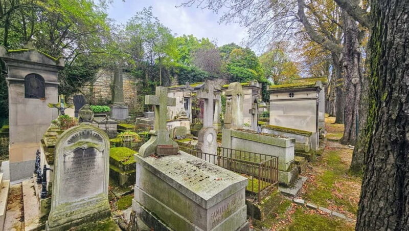 Père Lachaise Cemetery Tour, Tales from the Graves & Crepes - The Guides and Their Storytelling Style