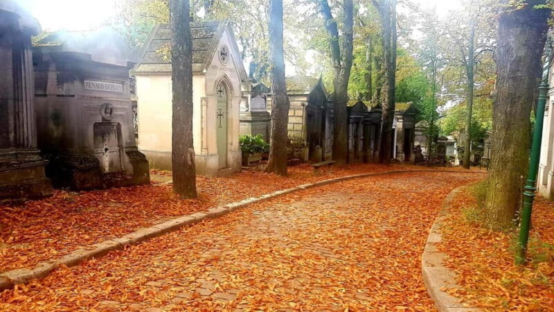 Père-Lachaise : histoires et mystères contés par un comédien - Discover Père-Lachaise with a Talented Actor as Your Guide