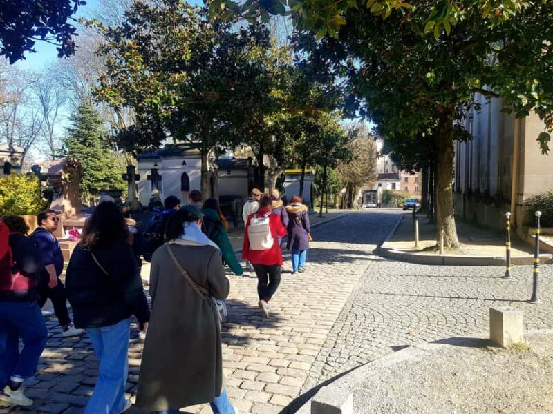 Père-Lachaise : histoires et mystères contés par un comédien - Key Points