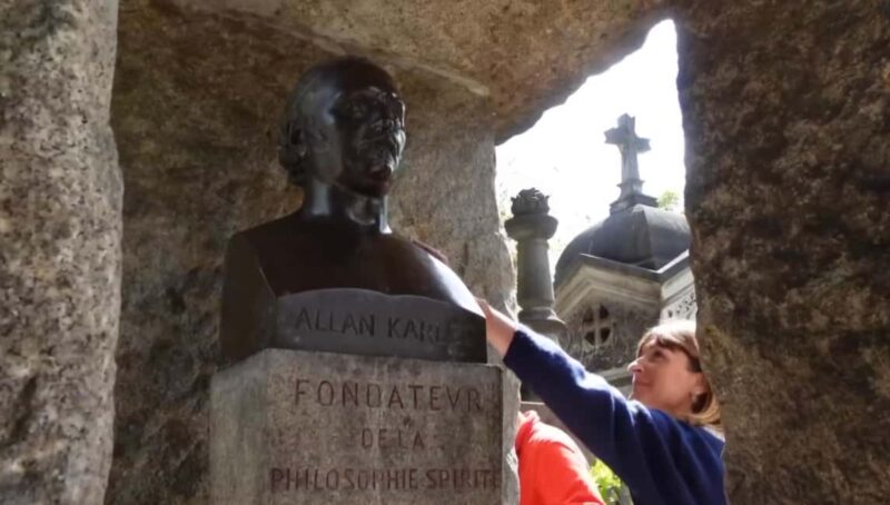 Père-Lachaise : histoires et mystères contés par un comédien - Comparing Similar Tours Around Père-Lachaise