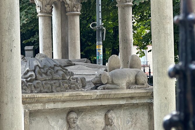 Père Lachaise's Cemetery Celebrities and Ghosts Mystery Tour - Visiting the Graves of Jim Morrison and Edith Piaf