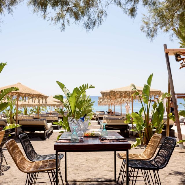 Perivolos Beach: Sun-Bed Experience FortyOne Bar Restaurant - The Cabanas and Sunbeds: Comfort and Style