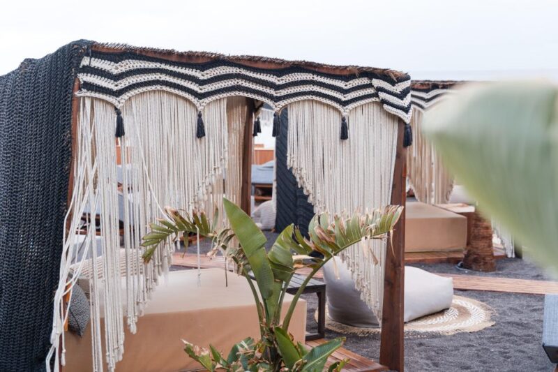 Perivolos Beach: Sun-Bed Experience FortyOne Bar Restaurant - The Experience’s Atmosphere and Ambience