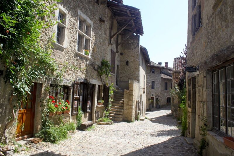 Pérouges: Private Guided Tour of the Medieval Village - Practical Details: Meeting Point, Duration, and Group Size
