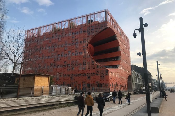 Personalized discovery of the Confluence district - Personalized Discovery of Lyon’s Confluence District by Bicycle Taxi