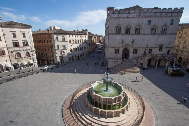 Perugia: Old Town Walking Tour, Piazza IV Novembre - The Guide’s Expertise and Storytelling Style