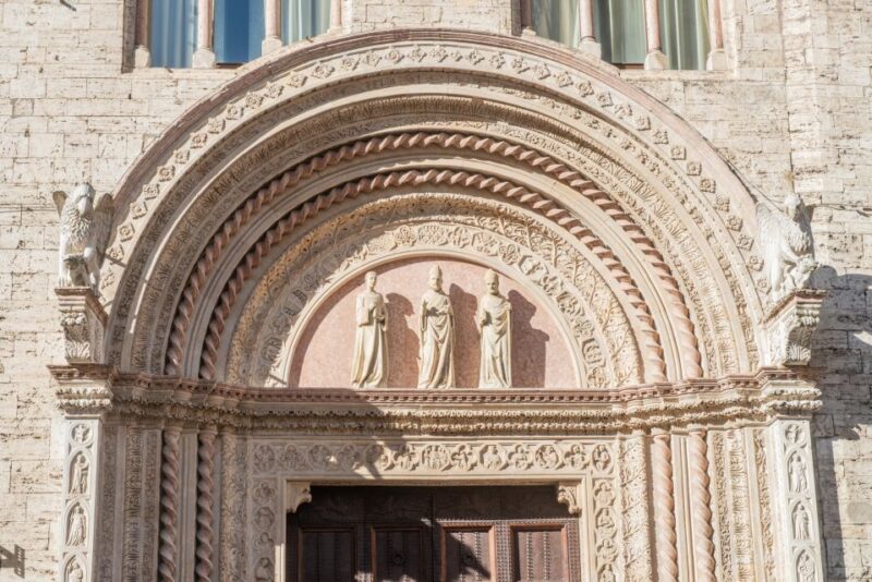 Perugia: Private City Tour with Rocca Paolina and Cathedral - Admiring the Fontana Maggiore: A Sculptural Landmark