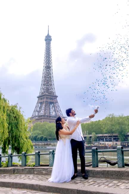 Photo session for couples with flowers around Eiffel tower - Capture Romantic Moments with a Parisian Photo Session for Couples